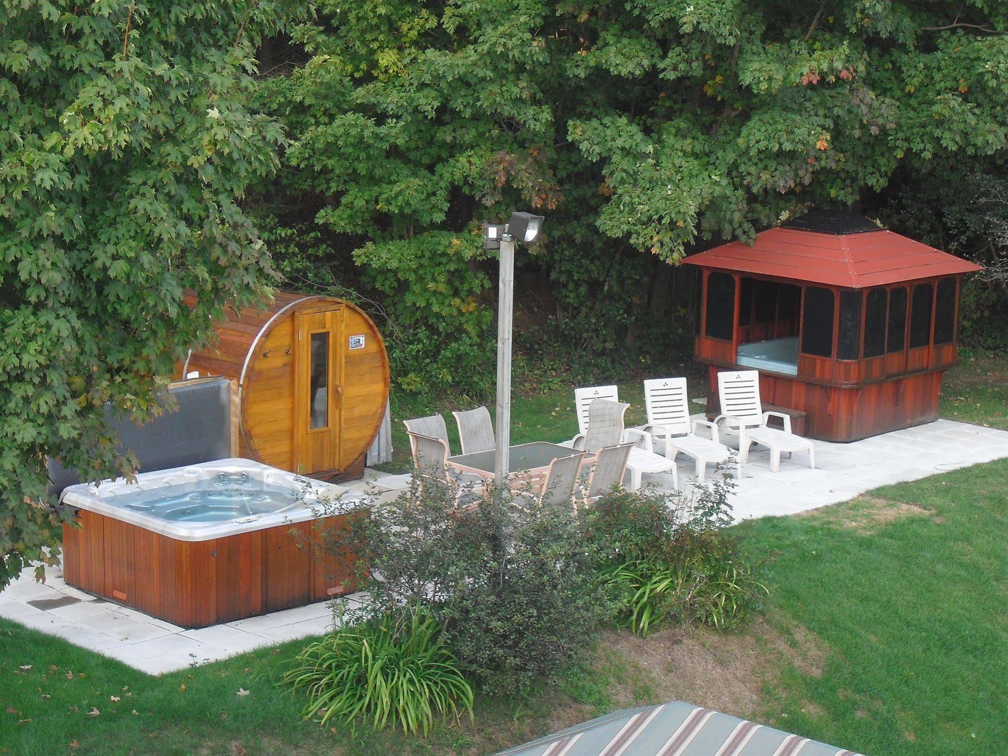 Auberge De La Tour Du Lac Sainte-Agathe-des-Monts Exterior foto